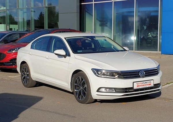 Volkswagen Passat cena 69900 przebieg: 140142, rok produkcji 2017 z Kraków małe 121